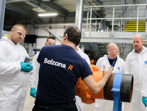 Guarda i nostri ingegneri dell'assistenza tecnica mentre applicano Belzona secondo gli standard più elevati