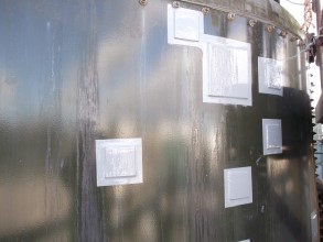 Plaques collées sur des parois de réservoir avec Belzona