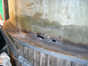 Corrosione di parete alla base di un serbatoio