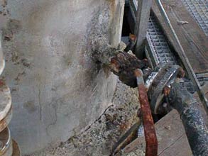 Uszkodzenie korozyjne pod izolacją powodujące znaczne uszkodzenie końcówki króćca instalacji do stabilizacji gazu