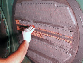 在修复管板表面时用软木塞堵塞换热器管