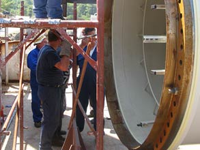 Verzogener Flansch einer neuen Windturbine