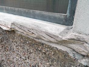 Kraftigt skadad fönsterkarm av betong
