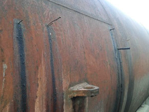Holzstifte in den undichten Stellen eines Tanks mit Fettsäure