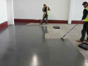 Applicazione di Belzona 5231 (SG Laminate) sul pavimento