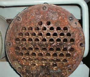 Flänsyta och tubskiva i värmeväxlare drabbade av galvanisk korrosion