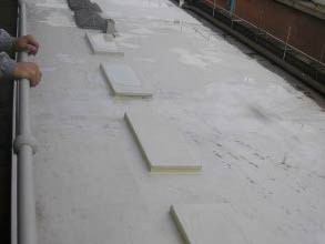 Belzonaの屋根メンブレンシステムを低温塗布