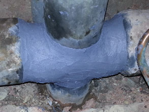 Conduite d’épuration scellée avec du Belzona 1291 (ES-METAL) et enveloppée avec du Belzona 1831 (Super UW-Metal) Conduite d’épuration scellée avec du Belzona 1291 (ES-METAL) et enveloppée avec du Belzona 1831 (Super UW-Metal)