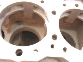 Danni provocati da cavitazione e corrosione su blocco motore