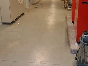 Rengöring av nykonstruerat golv i fabrikslokal