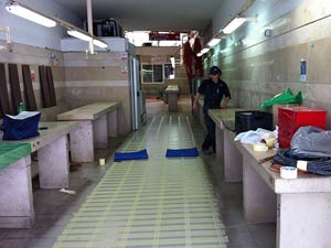 Vått och halt golv på fiskmarknad