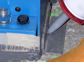 Lyftskruvar används för att lyfta utrustningen medan Belzona appliceras