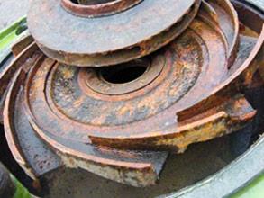 Kraftig korrosion och materialförlust på kylvattenpump