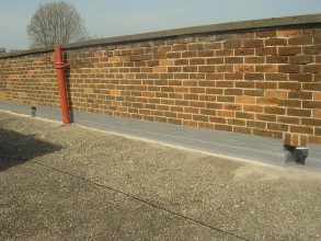Scossalina di parete di parapetto sigillata per garantire protezione a lungo termine del tetto