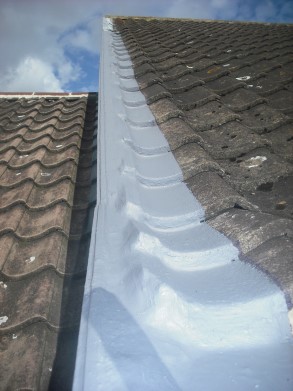 Krawędź dachu uszczelniona z użyciem materiału Belzona 3111 (Flexible Membrane)