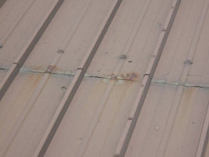 Läckande tak i centrala London före reparation