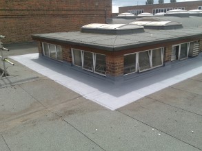 Belzona 3111 (柔軟メンブレン) で主屋根、レンガ、窓枠下をシール