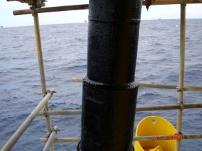 Riparazione di tubo montante corroso con Belzona 5811 (Immersion Grade) al di sopra e Belzona 5831 (ST-Barrier) nel perimetro dell'area splash zone