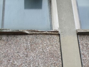傷んだコンクリート製窓枠下