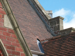 Zabezpieczenie attyk nad połaciami dachu z użyciem materiału Belzona 5122 (Clear Cladding Concentrate) niezmieniające wyglądu budynku i zachowujące jego walory estetyczne