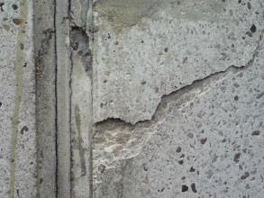 Söndervittrad betong på skorsten på grund av inträngande fukt