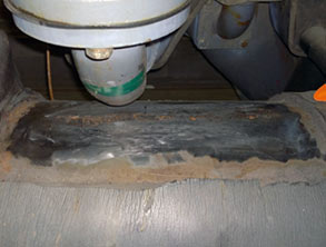 5 mm tiefe Korrosion unter der Dämmung bei einer 50 Jahre alten Kühlanlage von Trane