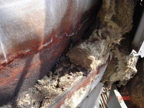 Gravi danni dovuti a corrosione sotto coibente su attrezzature isolate