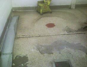 Skadat golv i storkökets diskrum på grund av konstant kontakt med rengöringsmedel