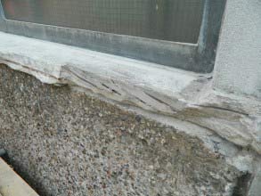 Fönsterkarm där betongen vittrat sönder
