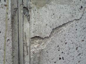 Skorsten med sprucken betong