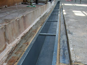 用贝尔佐纳 (Belzona) 4151（乳浆石英树脂）现浇的钢制排水沟