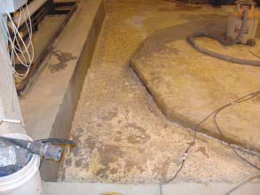 Uszkodzona betonowa strefa bezpiecznego przechowywania substancji chemicznych