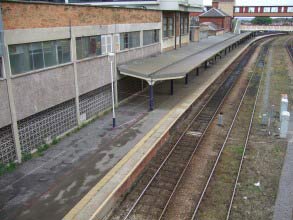 Parete in calcestruzzo gravemente delaminato presso stazione ferroviaria