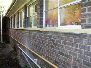 Wiederhergestellte und beschichtete Fensterbank mit langfristigem Schutz zur Vermeidung des Abplatzens von Beton