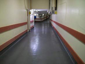 Podłoga szpitalna po szybkiej naprawie i zabezpieczeniu materiałem Belzona 5231 (SG Laminate)