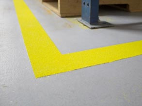 Marquage de sécurité avec Belzona 5231 (couche de base), agrégat de sécurité jaune OSHA, Belzona 5233 transparent (utilisé comme couche de finition)