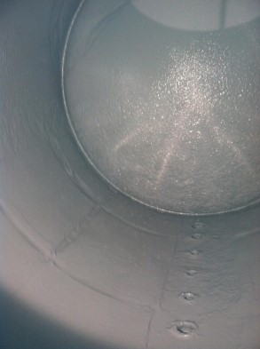 Paredes do tanque revestidas internamente  para proteção contra corrosão