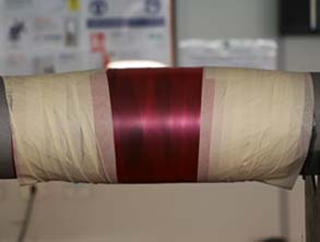 Película antiadhesiva protegida al envolver con cinta adhesiva de papel alrededor de cada extremo de la reparación
